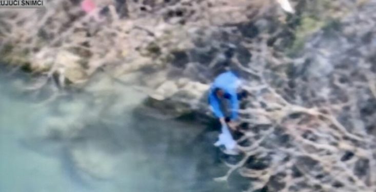 (VIDEO) Pogledajte dramatičan trenutak spasavanja bebe iz Morače: Ovako je heroj izvukao dijete iz hladne rijeke