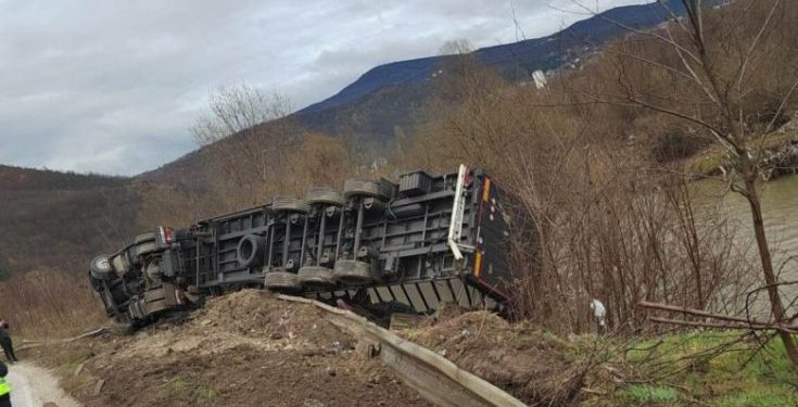 Na Kosovu se prevrnuo kamion tutinskih tablica (FOTO)