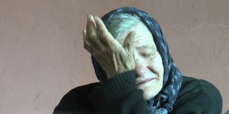 Bijelo Polje: Porodica Bulatović živi od 177 eura penzije, nemaju vodu i kupatilo, krov prokišnjava (FOTO)