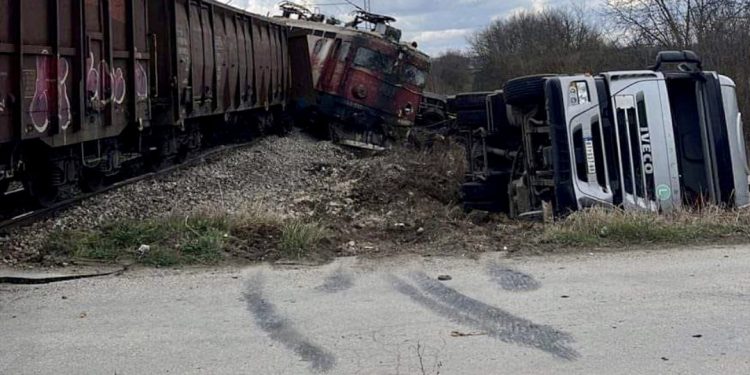 /VIDEO/ Srbija: Teška nesreća između voza i kamiona