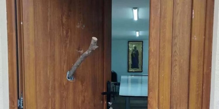 Maloljetnici oštetili vrata na pomoćnom objektu crkve