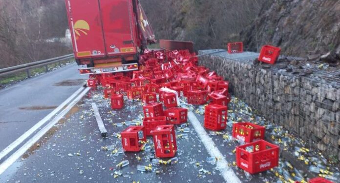 (FOTO) Vozač kamiona iz Novog Pazara naglo ukočio, nakon čega su se gajbe rasule po putu