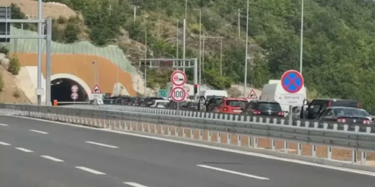 Pod dejstvom alkohola auto-putem vozio suprotnim smjerom