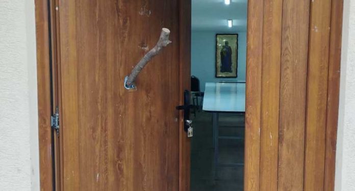 Vandali oštetili vrata manastira u Novom Pazaru