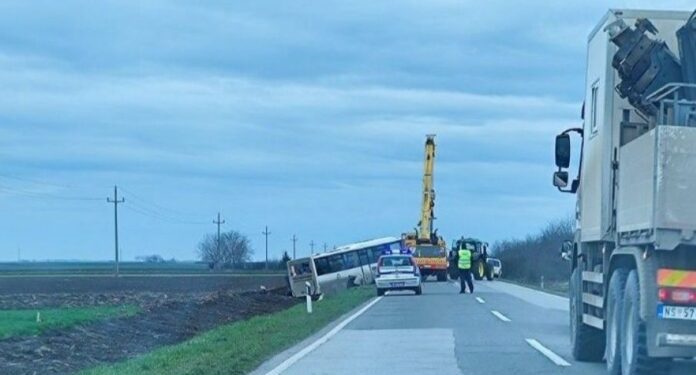 AUTOBUS PUN PUTNIKA SLETIO S PUTA: PET OSOBA POVRIJEĐENO