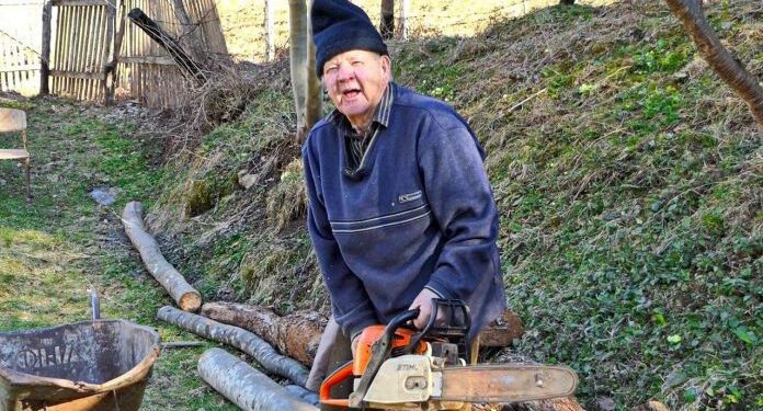 /VIDEO/ Rasim u 83. godini oštri motorku, u trenutku snimanja se ‘pokvarila’
