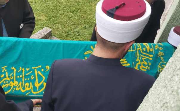 DOGAĐAJ NA DŽENAZI KAKAV SE NE PAMTI: Hodža i prisutni ostali u šoku