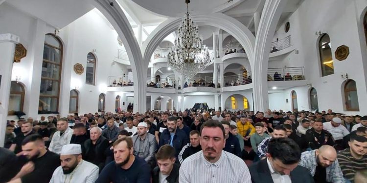 /FOTO/ TUTIN: 27. NOĆ U SULTAN FATIH DŽAMIJI