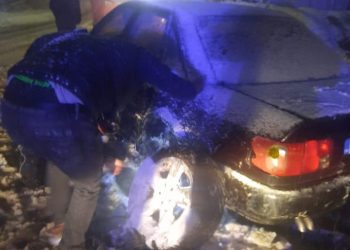 /VIDEO/ Tutin: Auto udarilo u garažu pa povrijedilo vlasnicu iste!