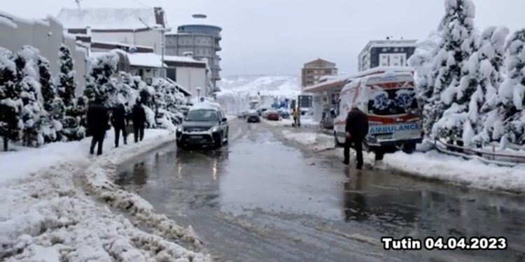 /VIDEO/ U Tutinu tokom prošle noći palo oko 25 cm snijega – Otežan saobraćaj na Pešteri