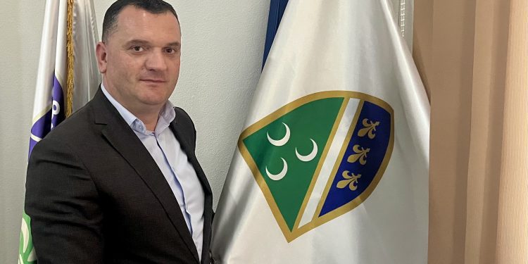 DAN ZASTAVE BOŠNJAKA SANDŽAKA ČESTITAO NAČELNIK OU TUTIN MUAMER MAVRIĆ