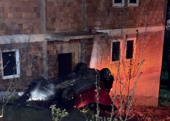 /FOTO&VIDEO/ Tutin: U naselju Dubovo auto udarilo u kuću pored glavne ceste