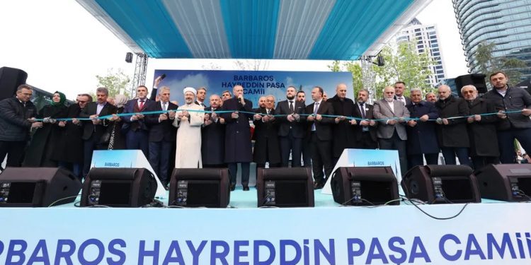 /FOTO-VIDEO/ Politički lideri iz Sandžaka i regiona sa Erdoganom na otvaranju džamije u Istanbulu