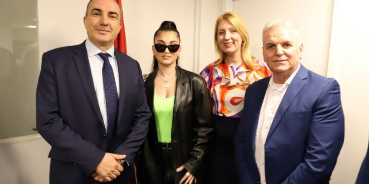 /VIDEO/ Američka, a naša: Enisa Nikaj na proslavi Dana nezavisnosti Crne Gore u Njujorku