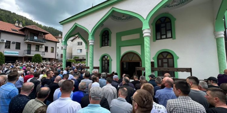 Priboj: Na dženazi ubijenog Ervina Ćelahmetović prisustvovali ljudi iz svih dijelova Sandžaka