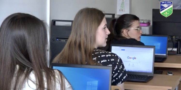 /VIDEO/ Tutin: Organizacija Humanity First tutinskoj Gimnaziji donirala 30 laptopova
