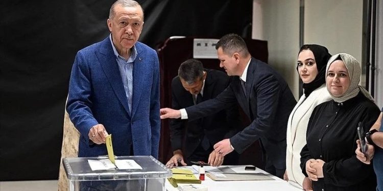 Izbori u Turkiye: Erdogan u pratnji supruge Emine glasao u Istanbulu