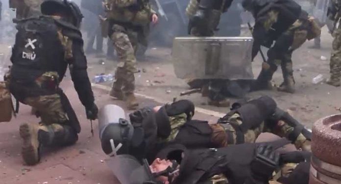 Video se širi mrežama: Ranjeni vojnici KFOR-a na ulicama Zvečana, oglasio se NATO