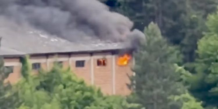 /VIDEO/ BERANE: U OBJEKTIMA BIVŠE FABRIKE CELULOZE IZBIO POŽAR