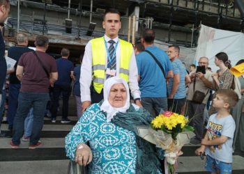 Nana Fata stigla s prvim hadžijama u BiH: Danas sam se ponovo rodila, ovo sam čekala 25 godina