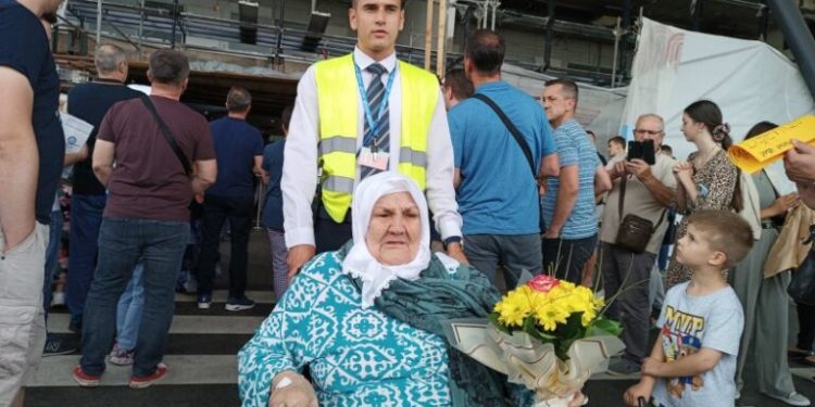 Nana Fata stigla s prvim hadžijama u BiH: Danas sam se ponovo rodila, ovo sam čekala 25 godina