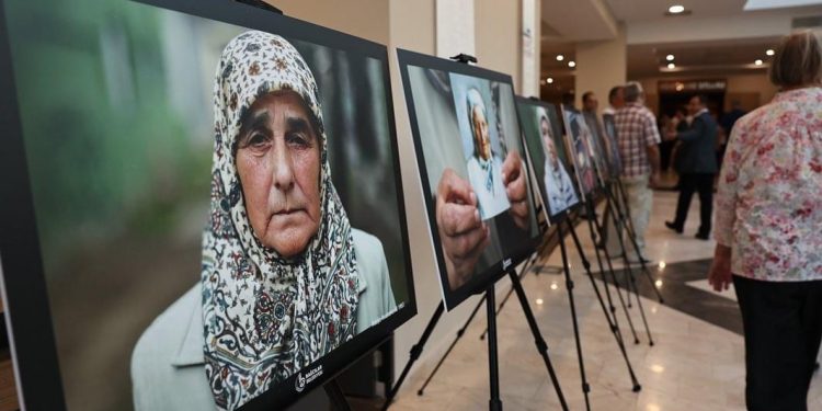28. godišnjica genocida u Srebrenici: U Istanbulu postavljena umjetnička instalacija “Majčina marama”