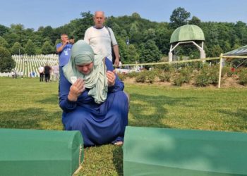 /VIDEO/ DA BAR JOŠ JEDNOM DODIRNU TABUT: PRIJE DŽENAZE PORODICE I RODBINA SE OPRAŠTAJU OD NAJMILIJIH