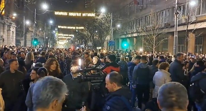 /VIDEO/ OSMI PROTEST ISPRED ZGRADE RIK-A U BEOGRADU: VUČIĆU, NEMOJ VIŠE DA SE IGRAŠ