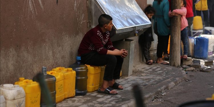 Palestinci čekaju u redovima: Nestašice vode u Gazi koja je pod izraelskim napadima 