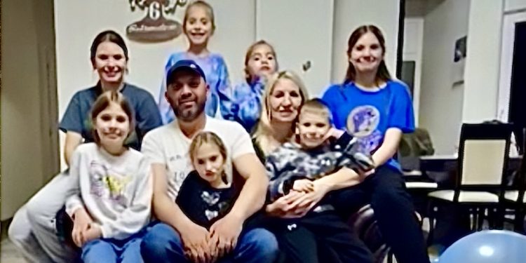 /VIDEO/ Sandžak: Almir se nakon 30 godina sa suprugom i sedmoro djece vratio iz Amerike