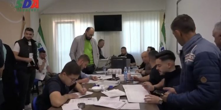 /VIDEO/ Masovna podrška građana Tutina listi SDA Sandžaka