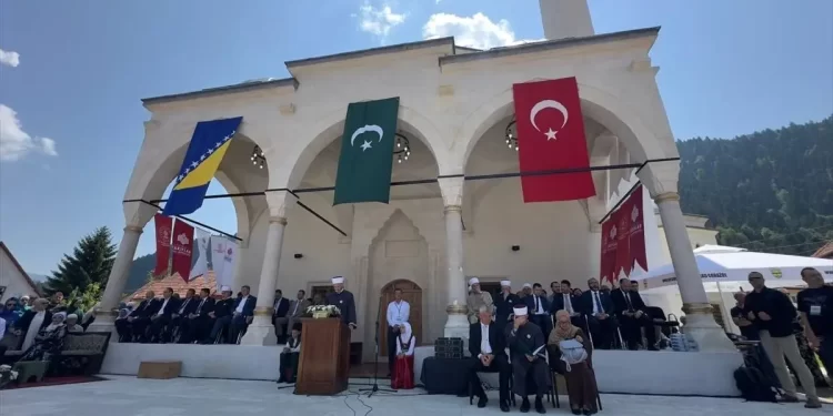 /VIDEO/ Čajniče: Otvorena Sinan-begova džamija u prisustvu zvanica i mnogih građana