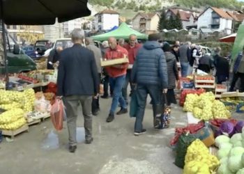 /VIDEO/ Na tutinskoj pijaci bogata ponuda za zimnicu