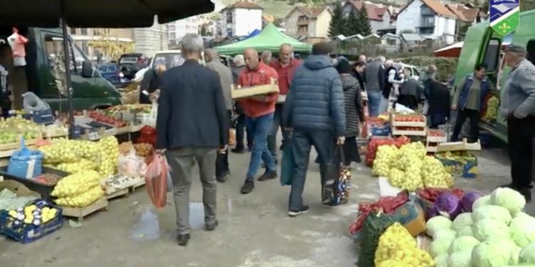 /VIDEO/ Na tutinskoj pijaci bogata ponuda za zimnicu