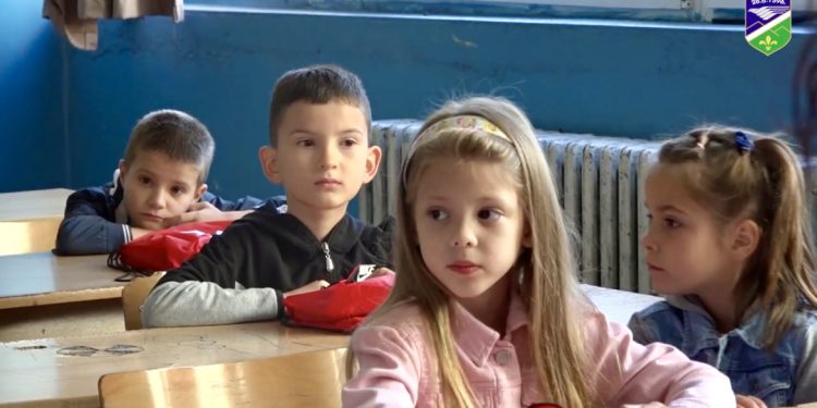 /VIDEO/ Osnovne škole u Tutinu svečanim prijemom dočekale đake prvake