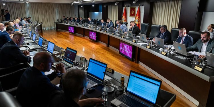 Ne žele spomenik Amfilohija u Beranama: Ministri Bošnjačke stranke napustili sjednicu Vlade Crne Gore