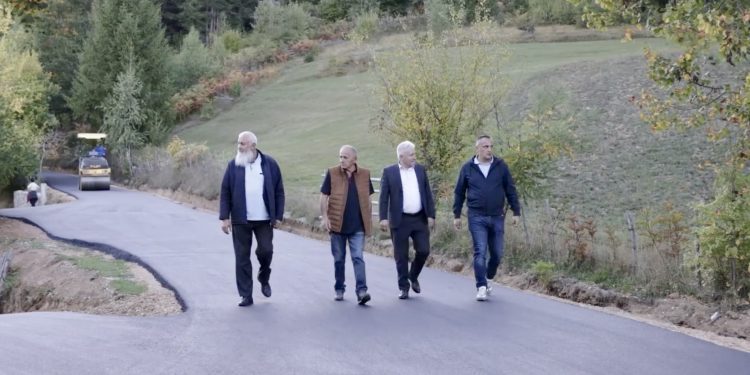 /VIDEO/ Asfaltiranje puteva u Rožaju donosi olakšanje građanima: Danas asfaltirani putevi u Bogaju i Hurijama