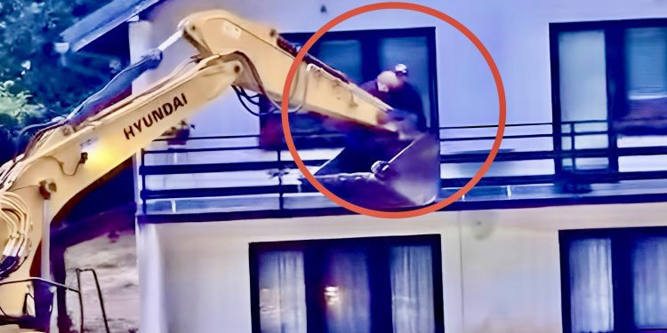 /VIDEO/ Herojski čin spasavanja u Fojnici: Bagerom do starijih osoba