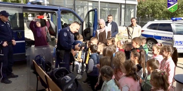/VIDEO/ Tutin: Mališani vrtića u edukativnoj posjeti policijskoj stanici