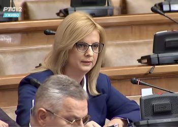 /VIDEO/ Minela Kalender postavila pitanje u parlamentu Srbije o reorganizaciji republičkih organa u Sjenici