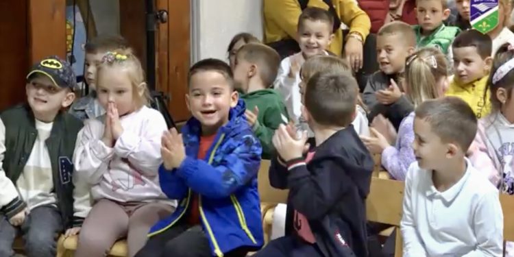 /VIDEO/ Tutin: Predstava “Čudna bajka” osvojila srca mališana