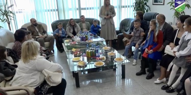 /VIDEO/ Učenici prvih razreda posjetili predsjednicu opštine Tutin