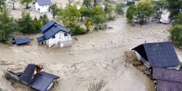/VIDEO/ Novi snimci poplava iz Jablanice: Pripadnici FUP-a spašavali unesrećene