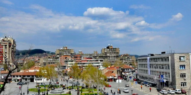 Preminulo dijete koje je palo sa četvrtog sprata zgrade u Novom Pazaru