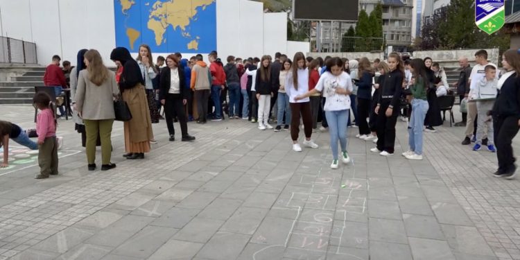 /VIDEO/ Za kraj Dječije nedjelje u Tutinu, osnovci poručili: Ljubav i tolerancija su temelj prijateljstva