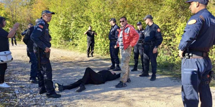 /VIDEO/ Policija privela mještane dok su kamioni s eutanaziranom stokom prošli bez smetnji