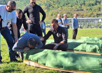 /Foto&Video/ Hiljade ljudi na ispraćaju stradalih u poplavama: Posljednji zagrljaji tabuta voljenih…
