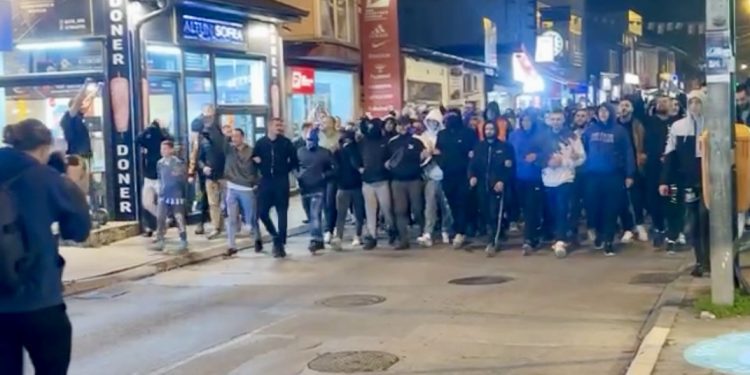 /VIDEO/ Navijači osjećaju izdaju: Protest navijača Novog Pazara u centru grada