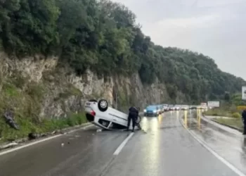 Automobil se prevrnuo na krov, povrijeđena djevojka (FOTO)