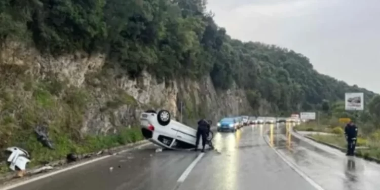 Automobil se prevrnuo na krov, povrijeđena djevojka (FOTO)